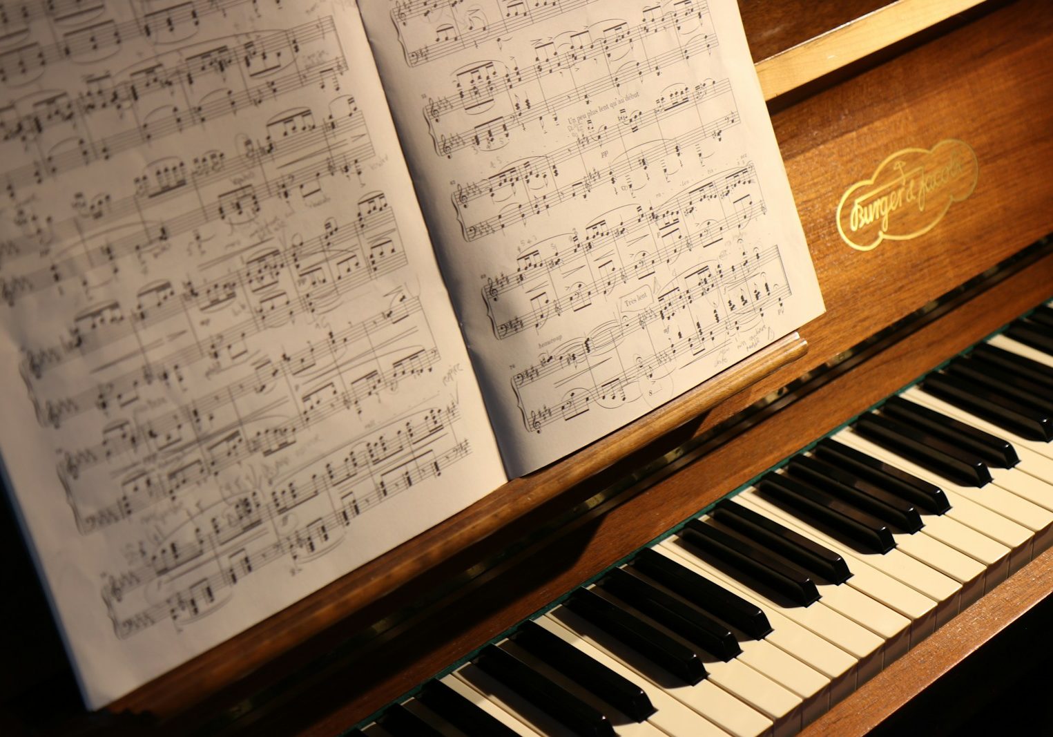 music note on brown piano